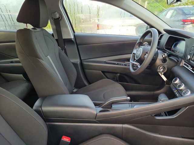 Used 2025 Hyundai Elantra SE image 32