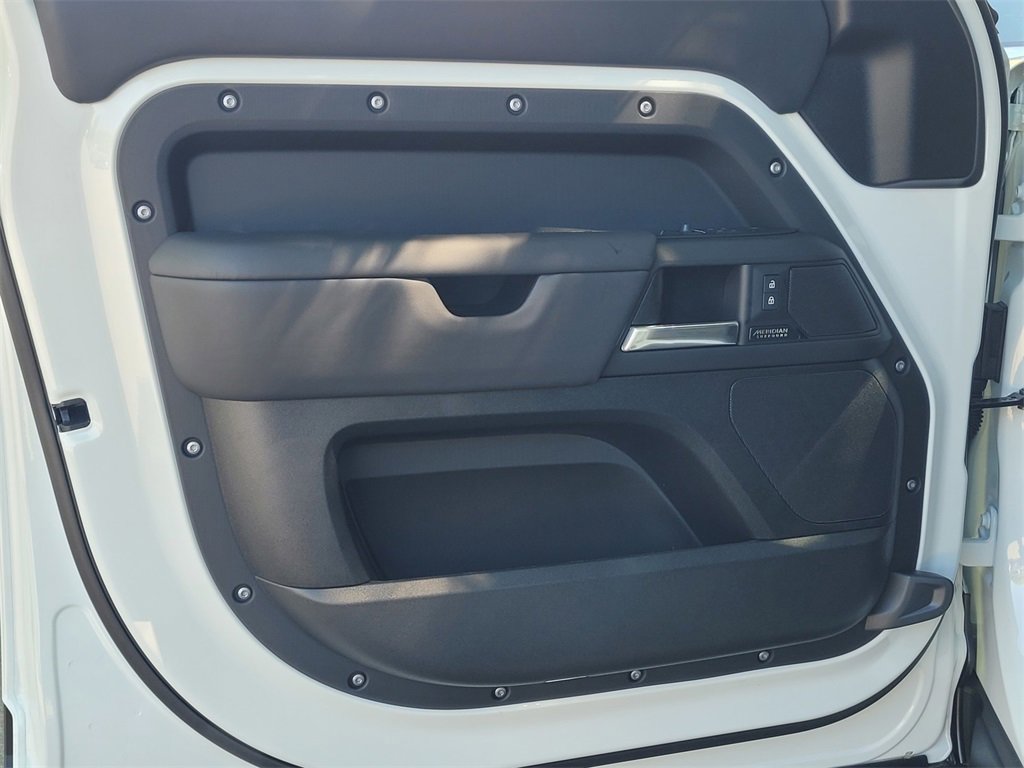 New 2025 Land Rover Defender 110 X-Dynamic SE image 10