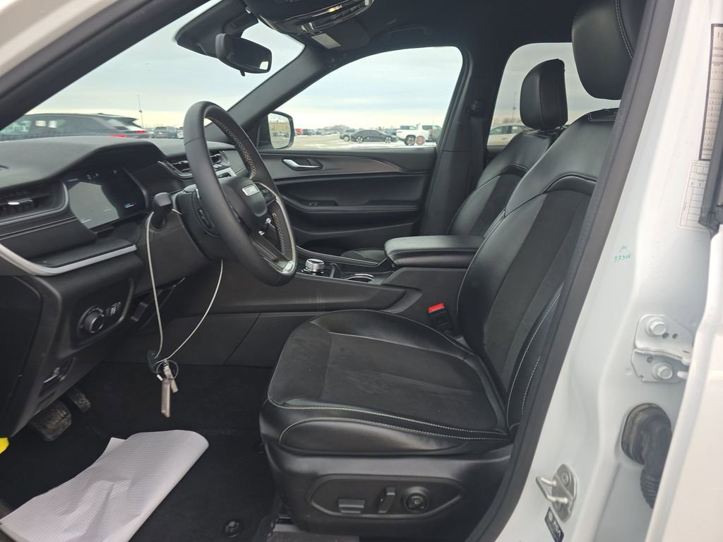 Used 2024 Jeep Grand Cherokee L Laredo image 3