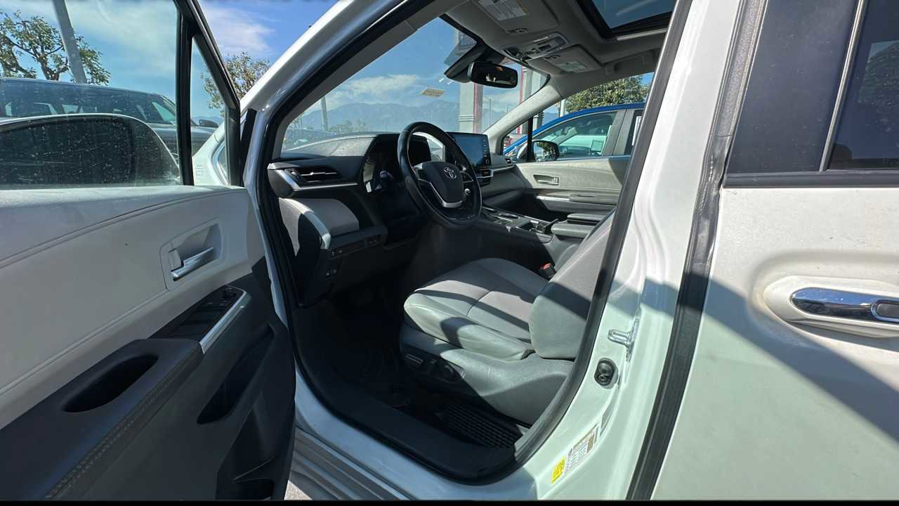 Used 2021 Toyota Sienna XLE AWD/4WD image 3