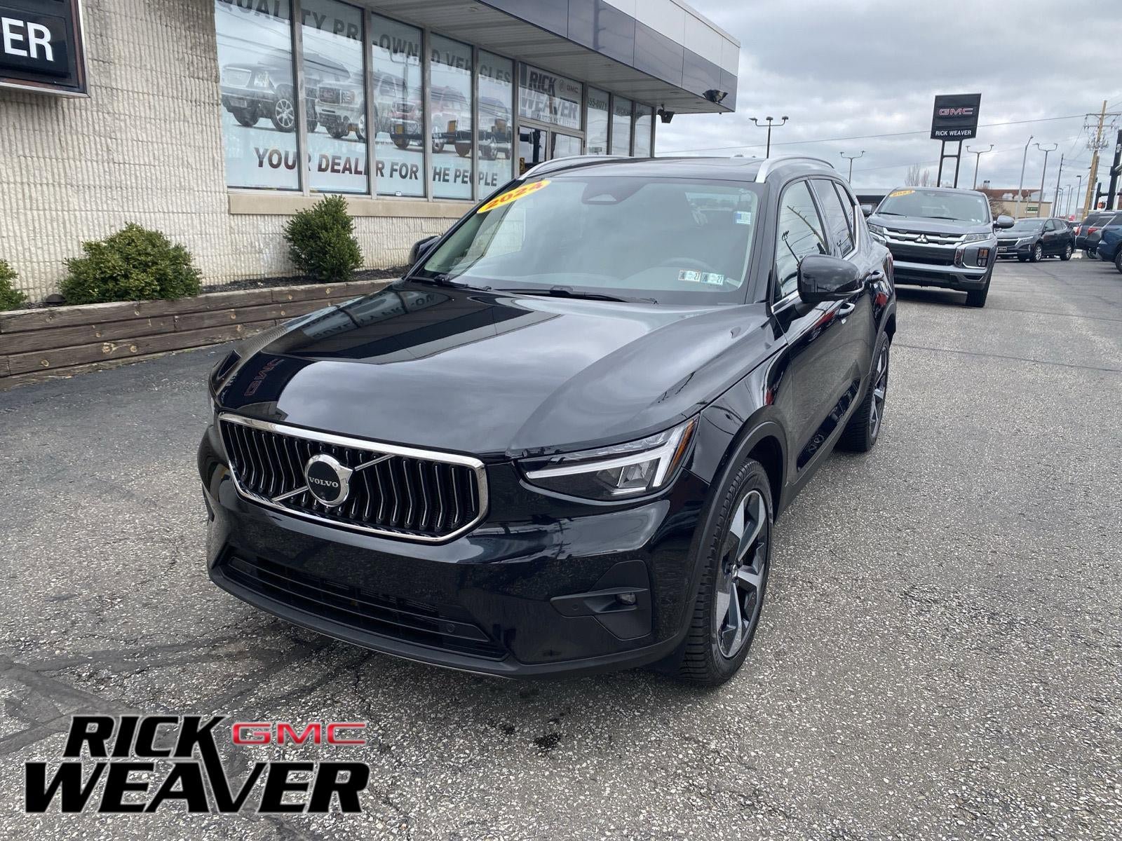 Used 2024 Volvo XC40 B5 Plus image 1