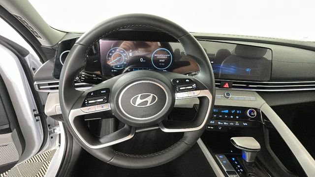 Certified 2025 Hyundai Elantra Limited FWD image 15