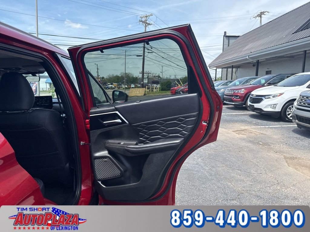 Used 2025 Mitsubishi Outlander AWD image 39