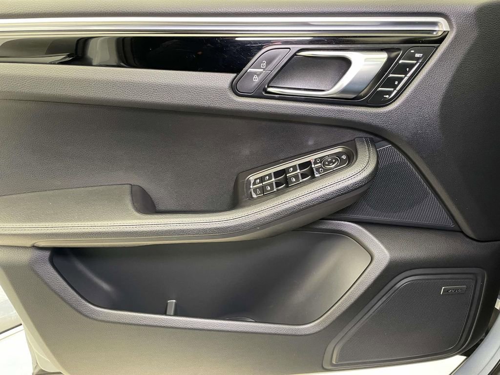 Certified 2022 Porsche Macan image 36