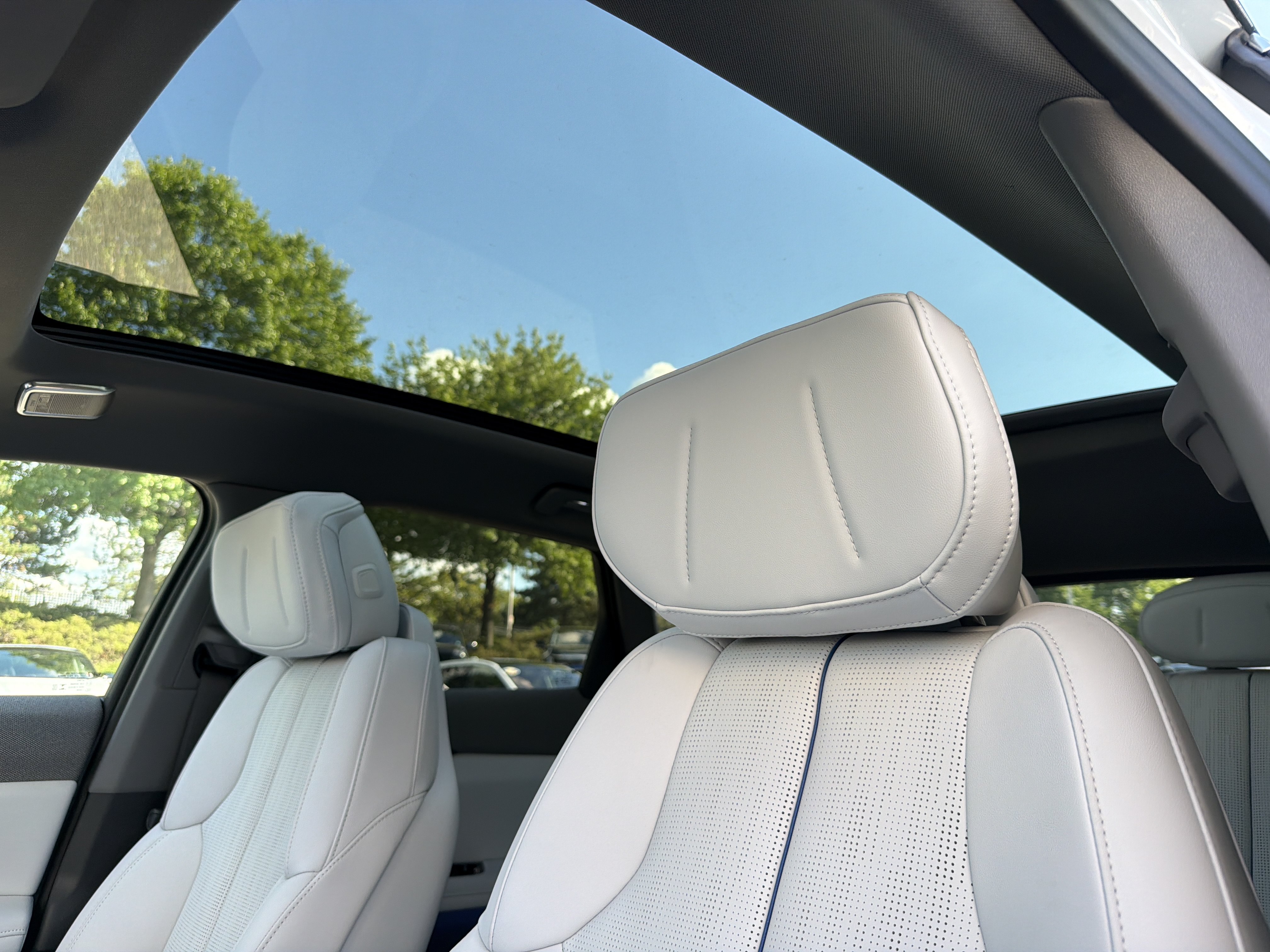 New 2027 Cadillac Optiq Premium Luxury w/ LPO, Floor Liner Package AWD/4WD image 27