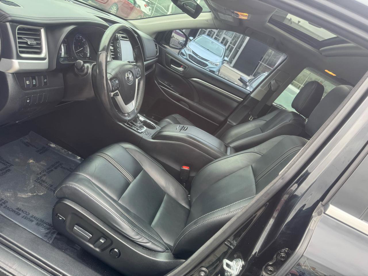 Used 2017 Toyota Highlander SE AWD/4WD image 19