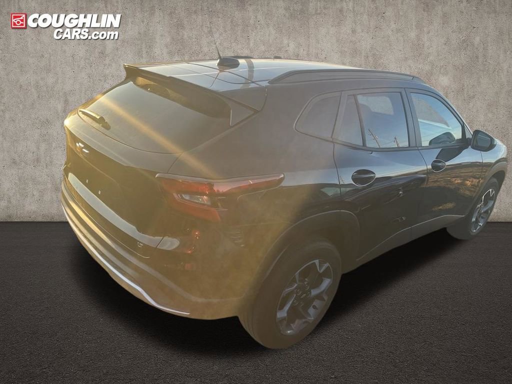 Used 2024 Chevrolet Trax LT image 3