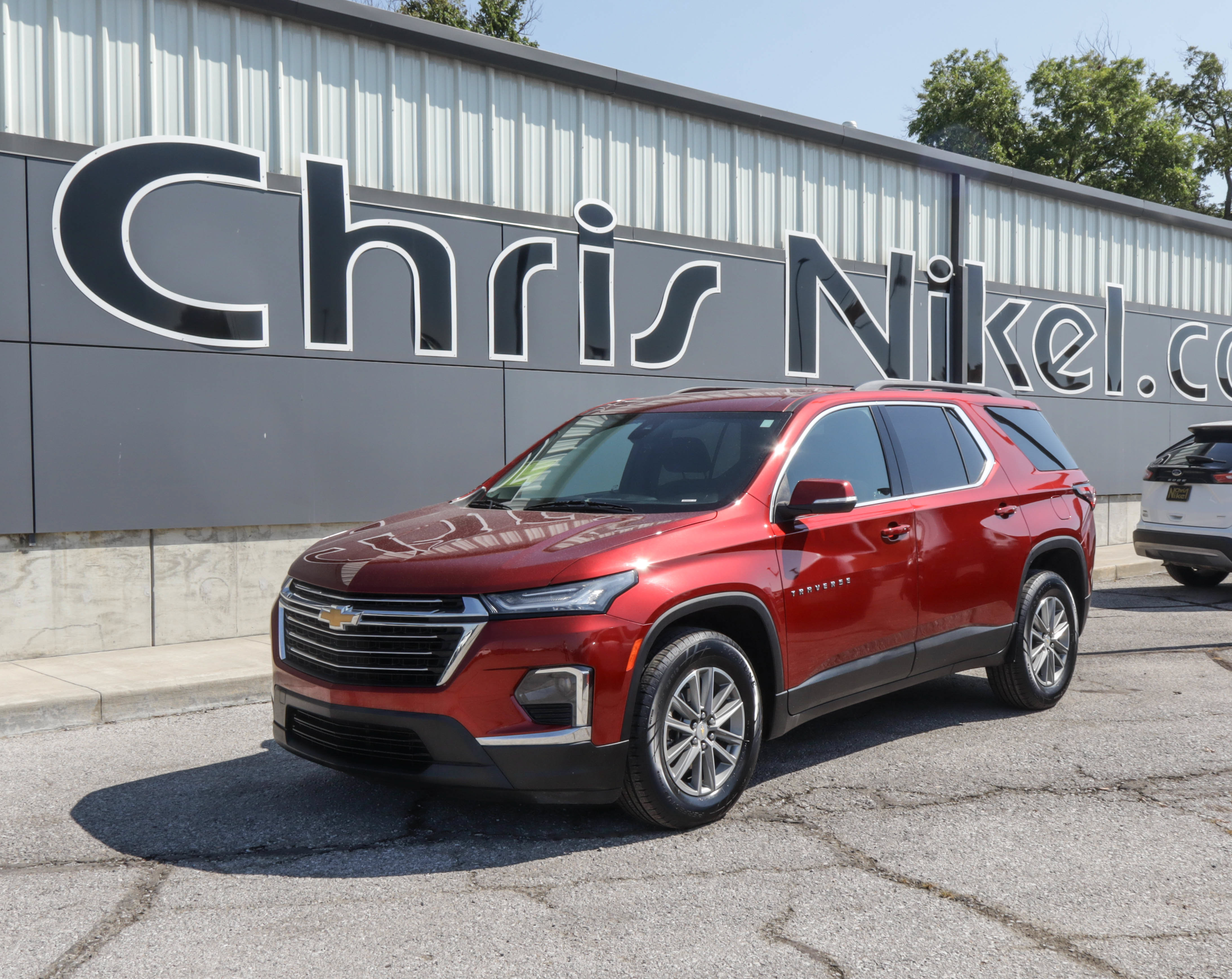 Used 2023 Chevrolet Traverse LT FWD image 1