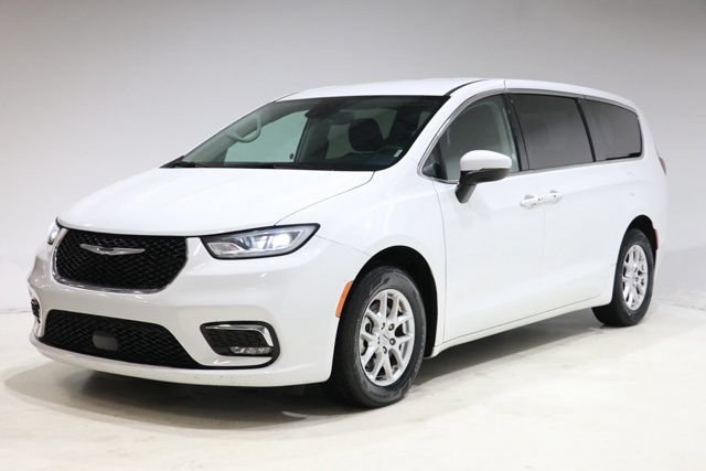 Used 2023 Chrysler Pacifica Touring-L FWD image 3