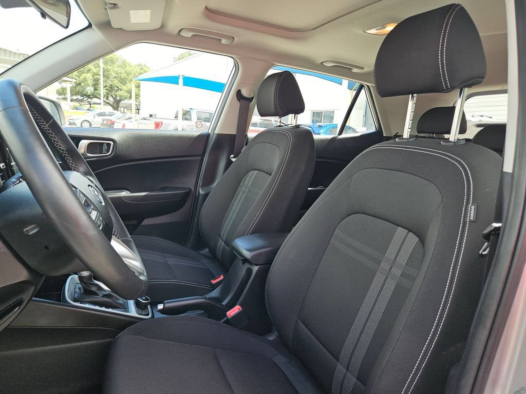 Used 2025 Hyundai Venue SEL FWD image 13
