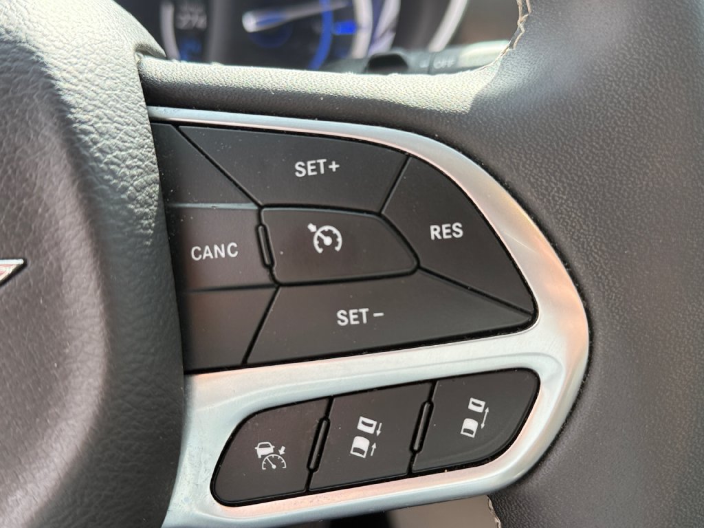 Used 2024 Chrysler Pacifica Limited FWD image 17