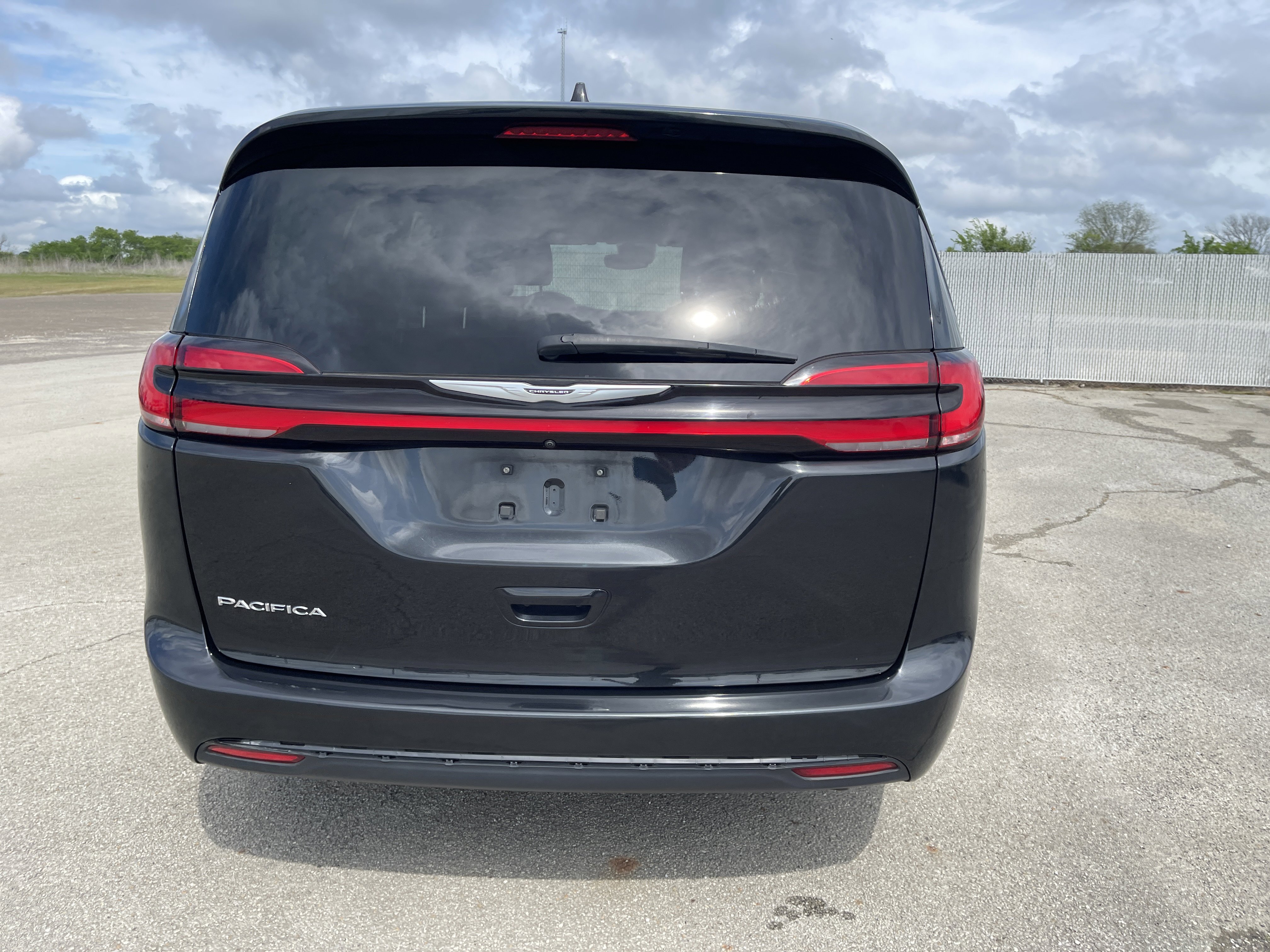 Used 2022 Chrysler Pacifica Touring-L image 5