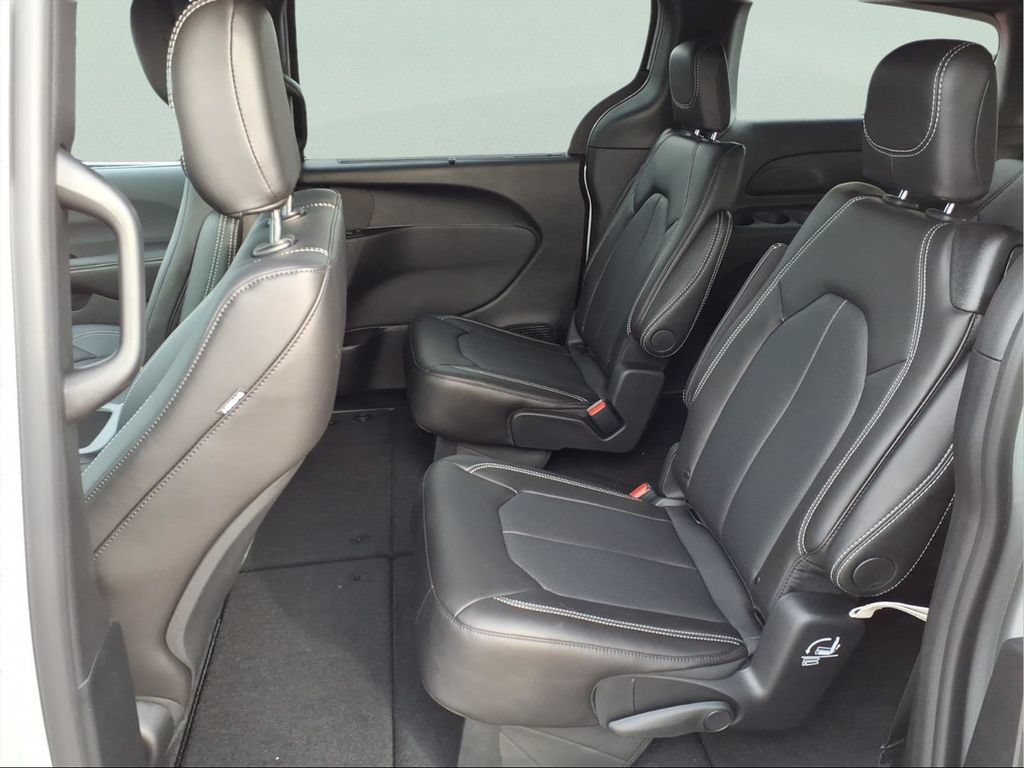 New 2026 Chrysler Pacifica Select FWD image 11