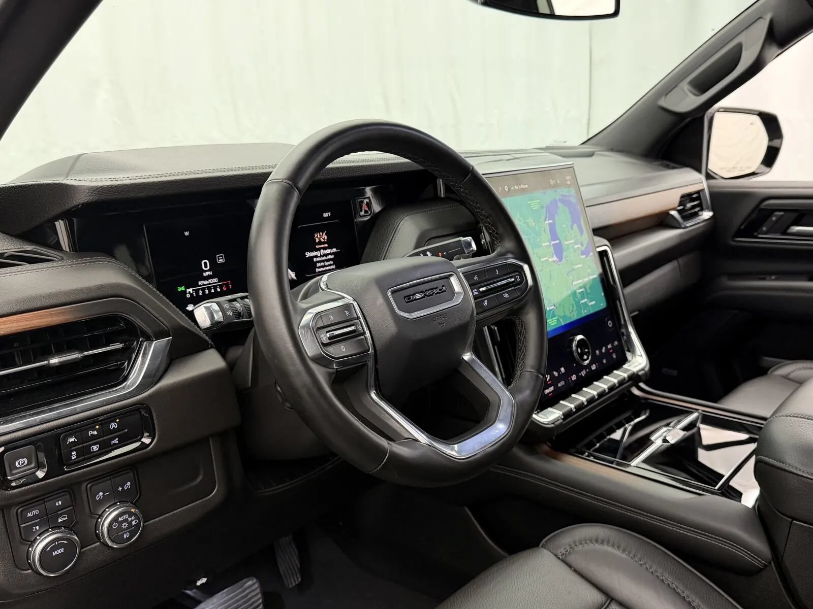 Used 2025 GMC Yukon XL Denali AWD/4WD image 8