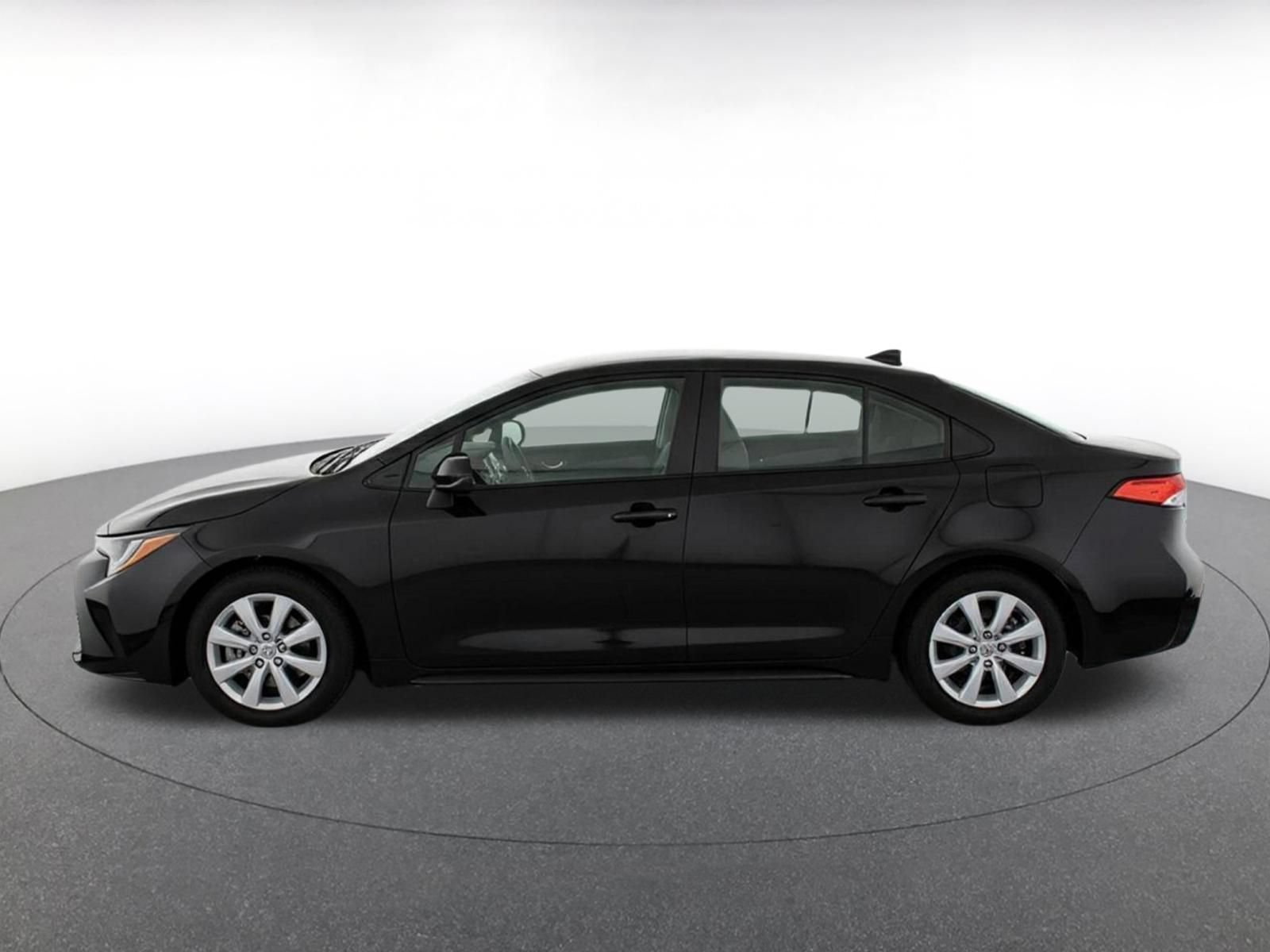 Used 2025 Toyota Corolla LE FWD image 4