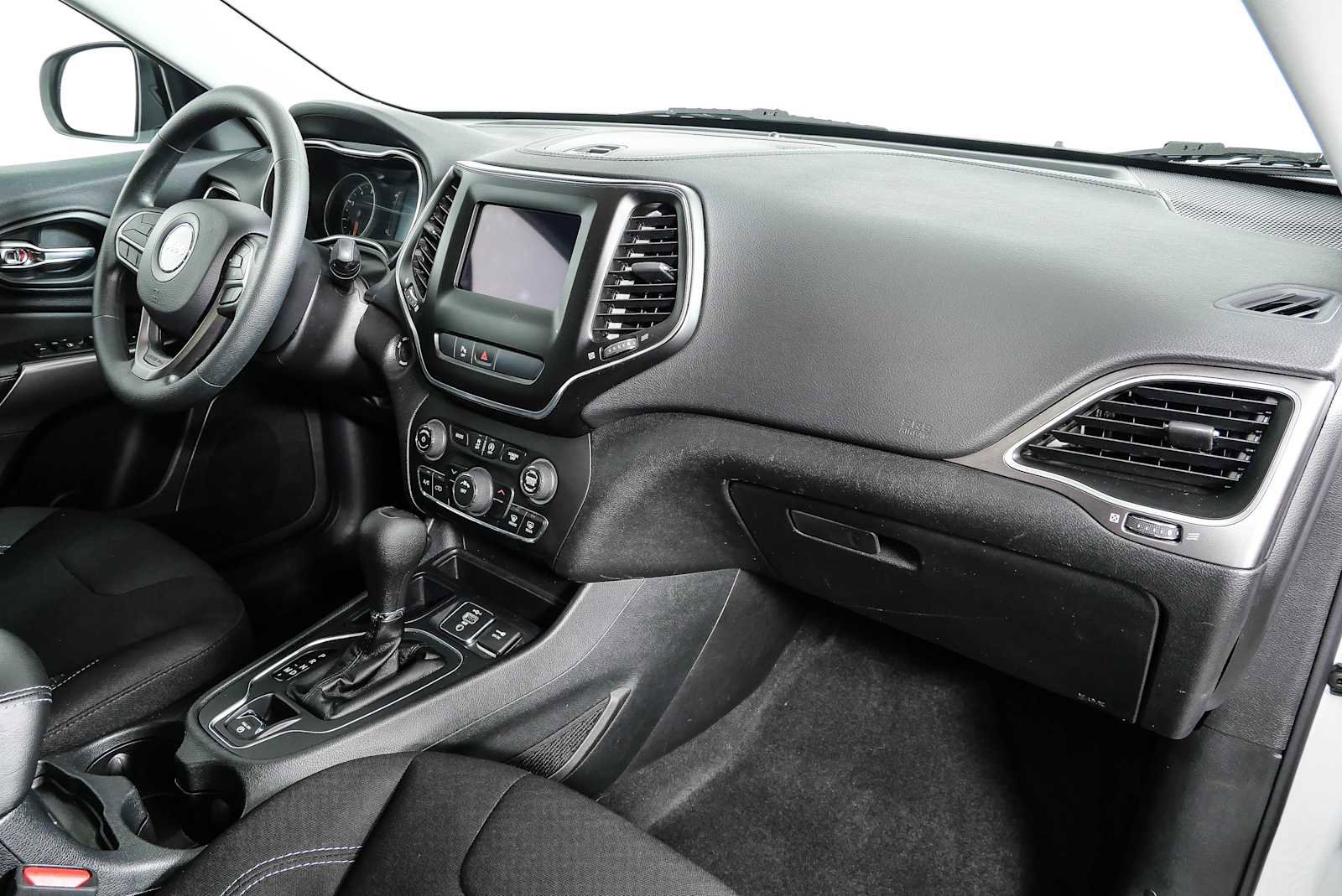 Used 2019 Jeep Cherokee Latitude w/ Popular Appearance Group FWD image 22