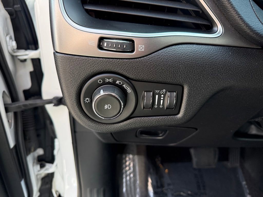 Used 2019 Jeep Cherokee Latitude Plus image 8