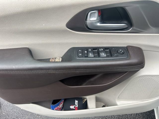 Used 2018 Chrysler Pacifica Touring-L image 18