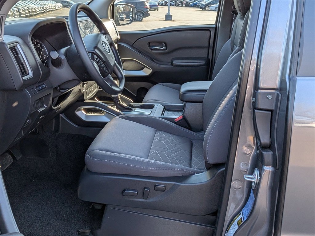 Used 2025 Nissan Frontier SV image 11