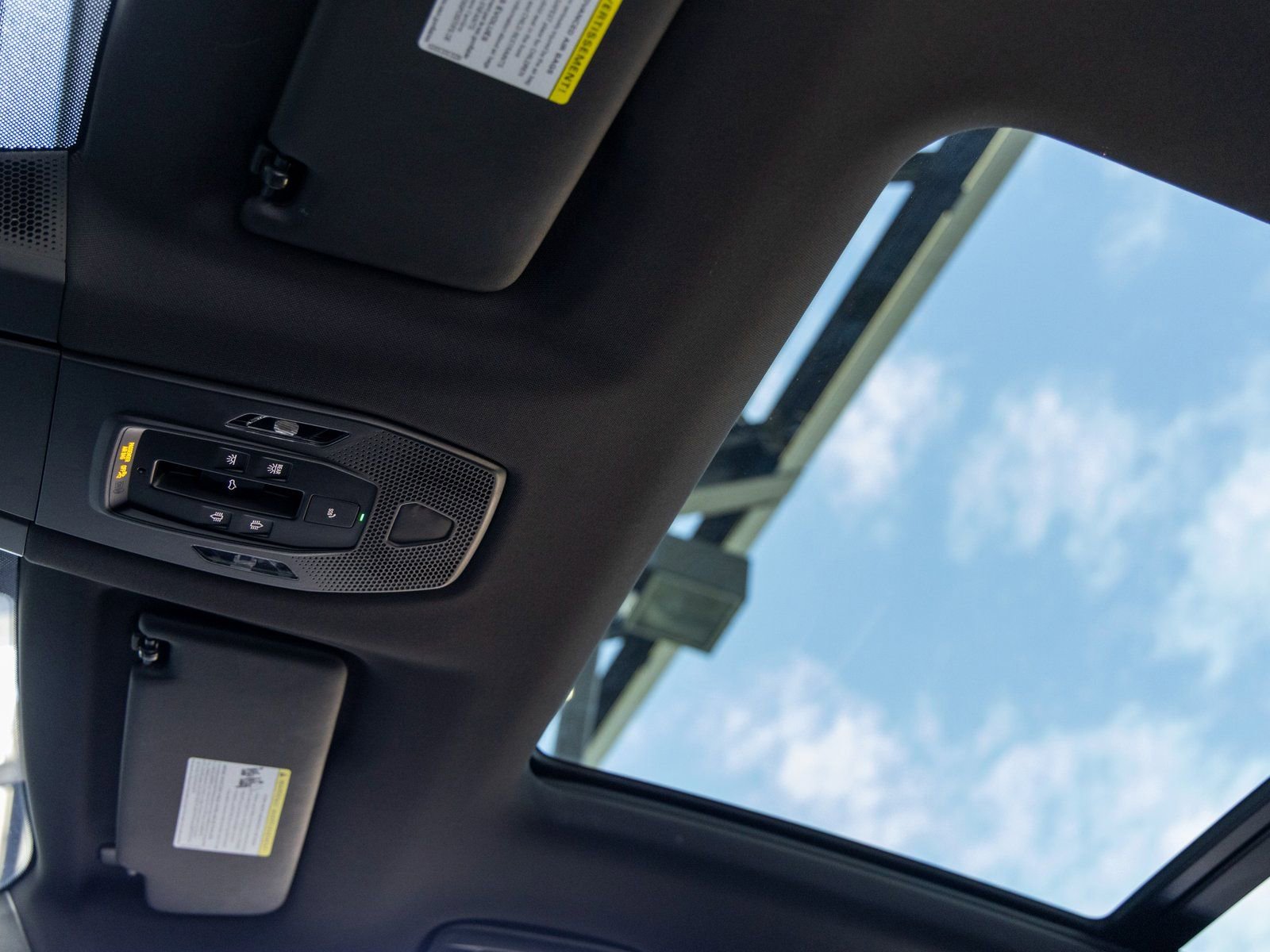 Certified 2025 Porsche Macan 4 Electric image 27