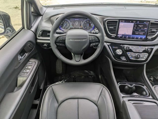 New 2027 Chrysler Pacifica Limited FWD image 18