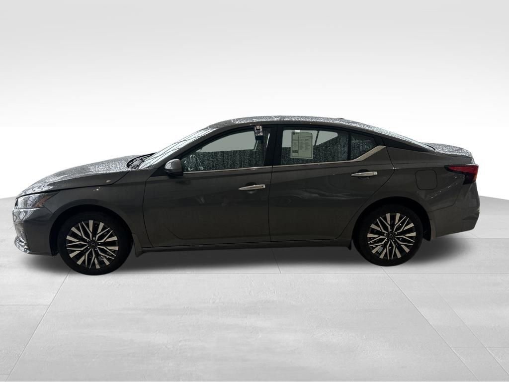 Used 2024 Nissan Altima 2.5 SV w/ SV Premium Package image 2