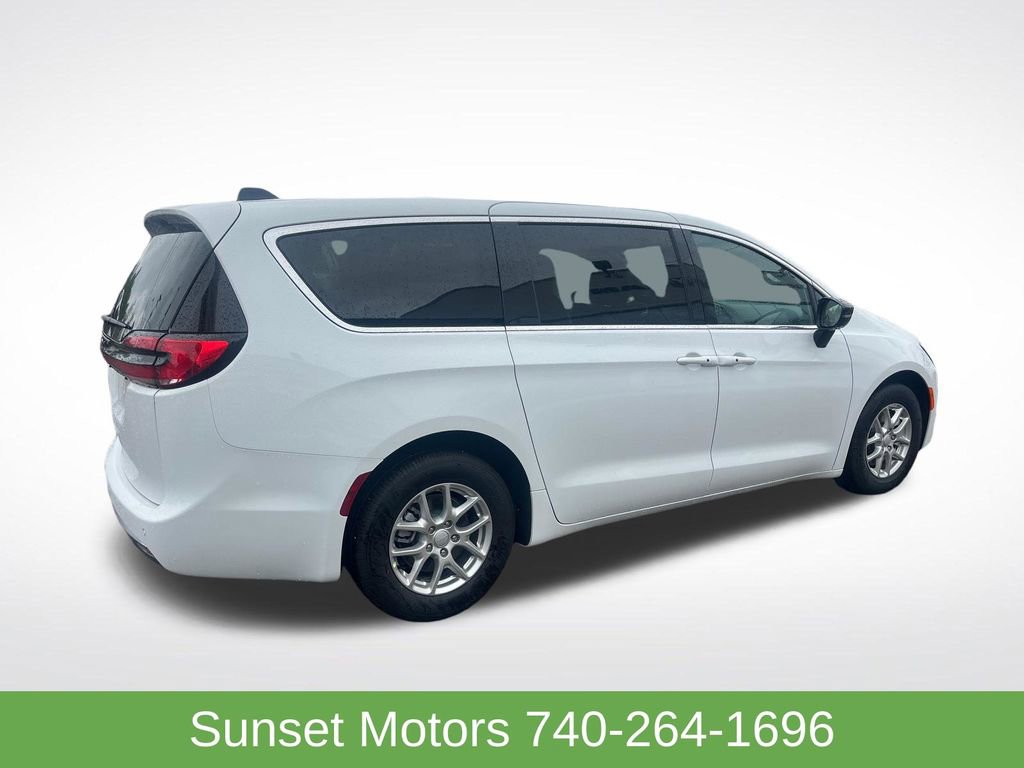 New 2027 Chrysler Pacifica Select FWD image 5