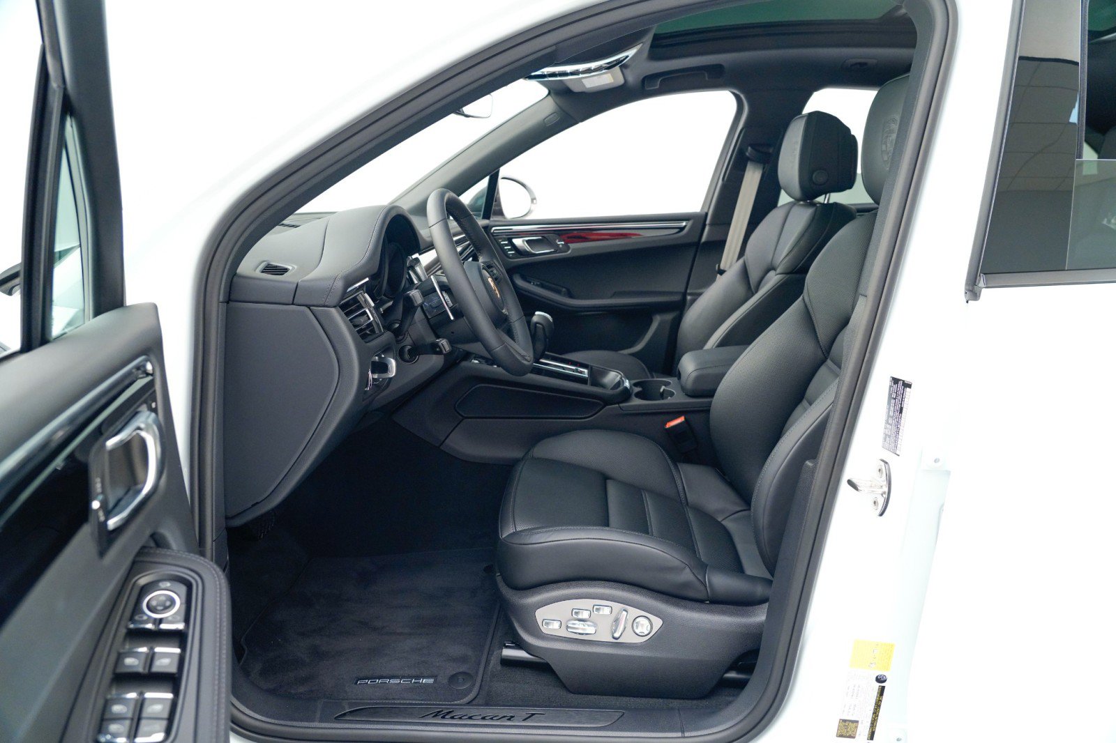 Certified 2026 Porsche Macan Turbo image 18