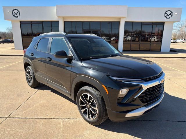 Used 2025 Chevrolet TrailBlazer LT AWD/4WD image 2