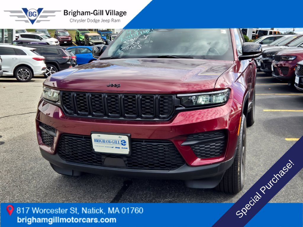 Used 2025 Jeep Grand Cherokee Altitude AWD/4WD image 3