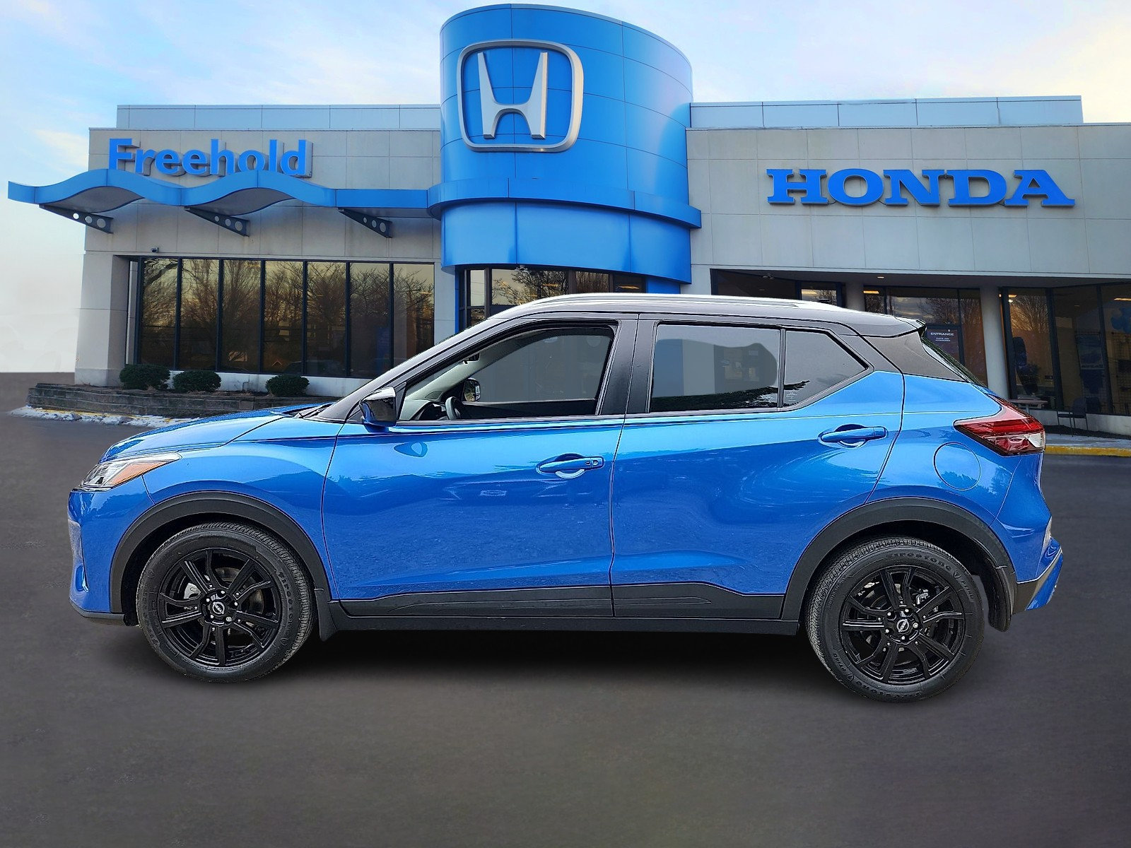 Used 2023 Nissan Kicks SV FWD image 4