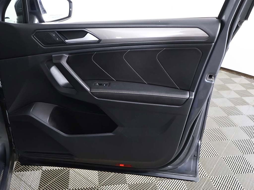 Used 2023 Volkswagen Tiguan SE w/ Panoramic Sunroof Package image 25