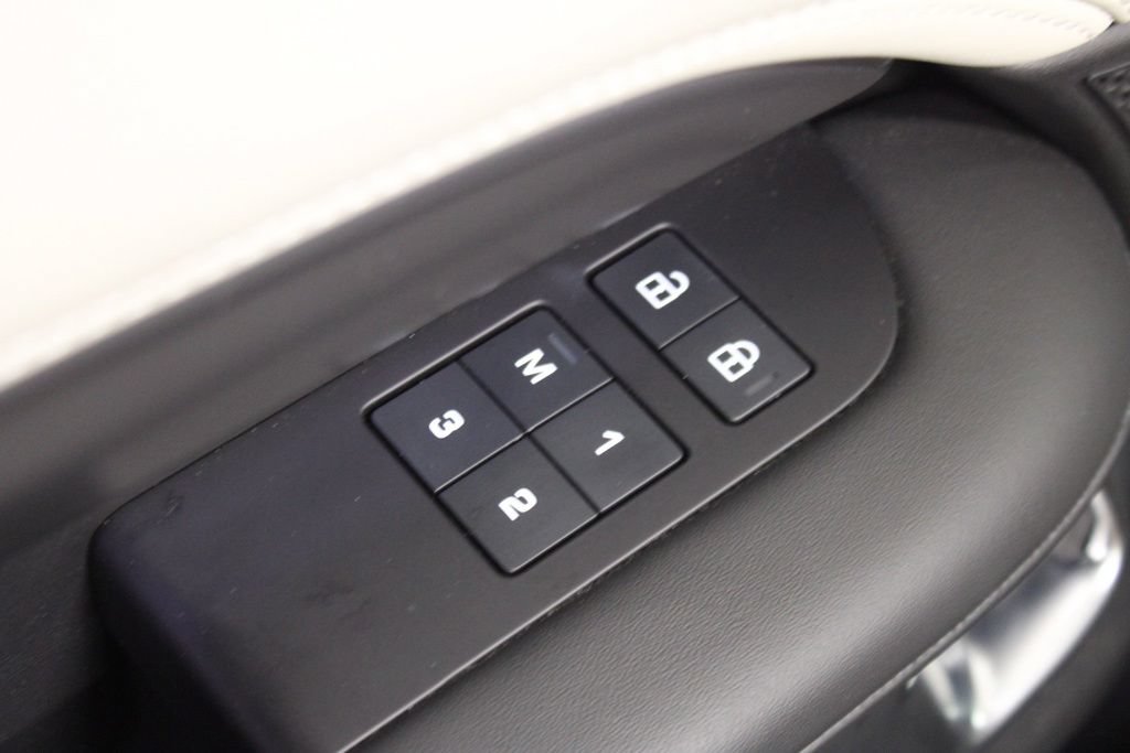 Used 2025 Land Rover Discovery Metropolitan Edition AWD/4WD image 19
