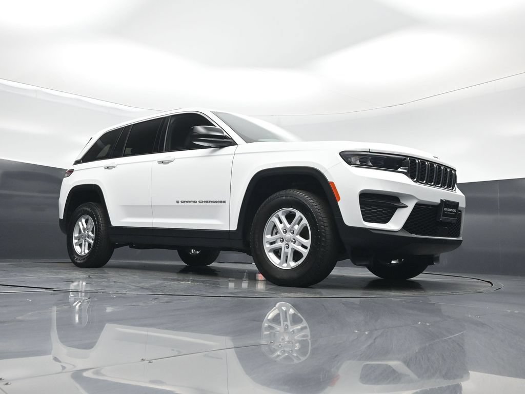 Used 2025 Jeep Grand Cherokee Laredo w/ Luxury Tech Group I AWD/4WD image 4
