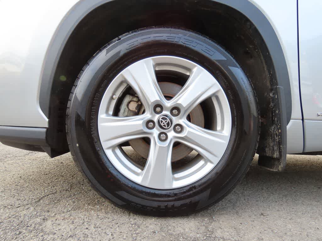 Used 2022 Toyota Highlander LE AWD/4WD image 11