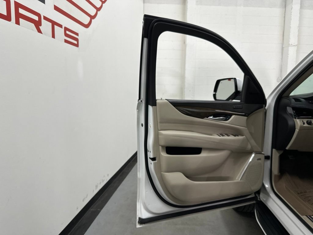 Used 2019 Cadillac Escalade Luxury AWD/4WD image 39
