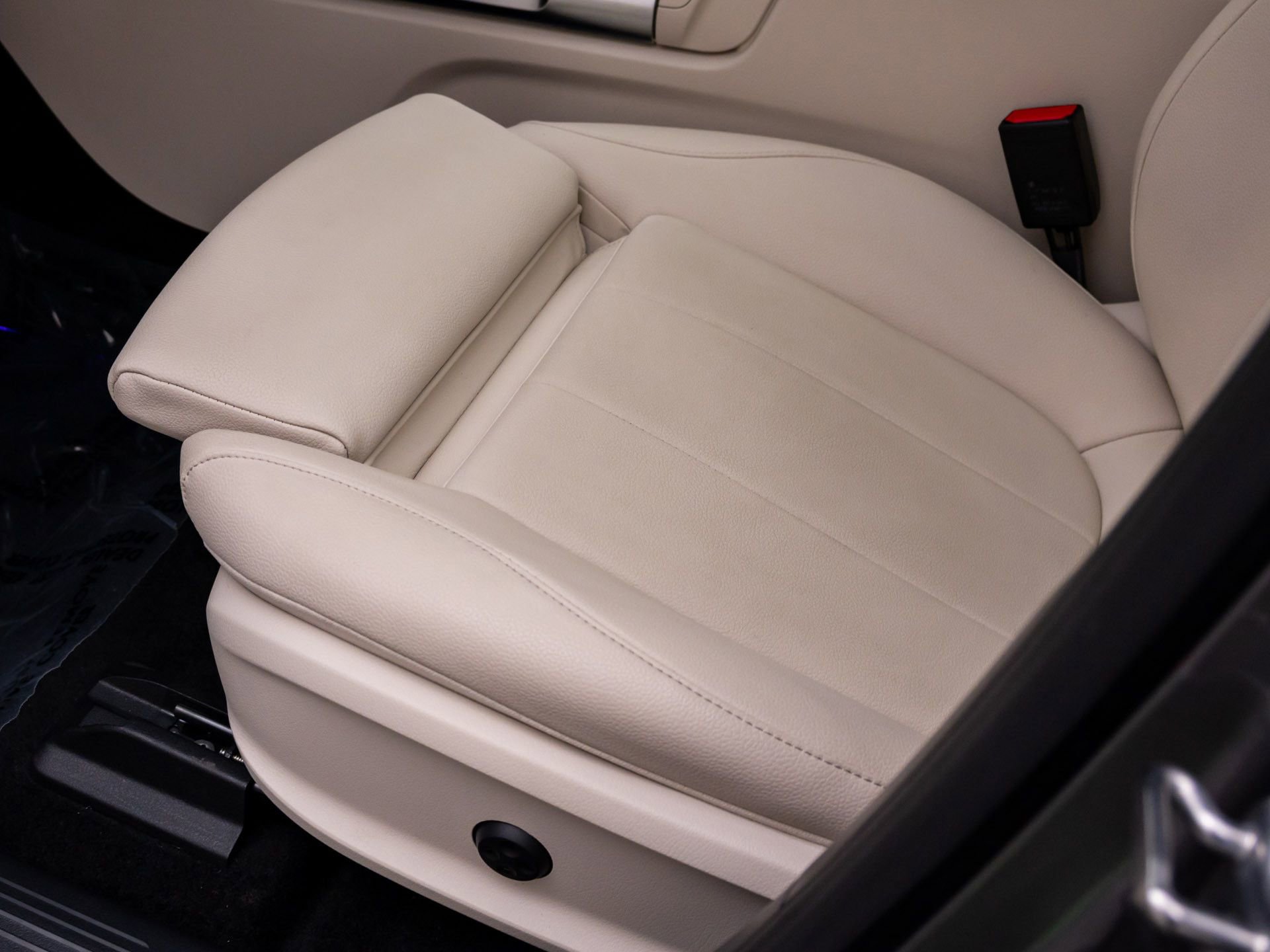 Certified 2023 Mercedes-Benz EQB 300 4MATIC w/ Exclusive Package image 18