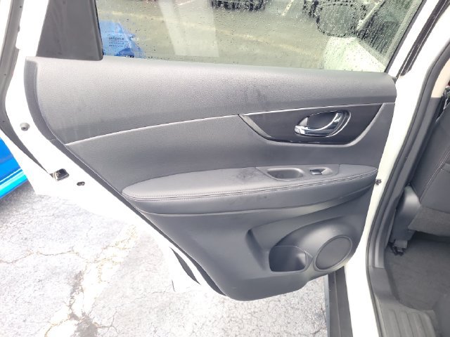 Used 2018 Nissan Rogue SV FWD image 15