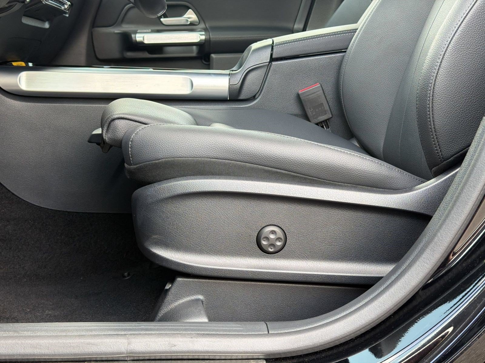 Used 2025 Mercedes-Benz GLB 250 image 15