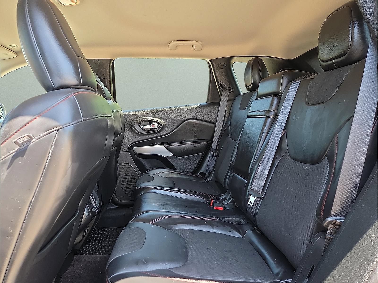 Used 2018 Jeep Cherokee Trailhawk AWD/4WD image 10