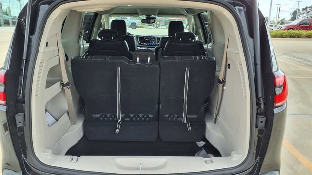 Used 2022 Chrysler Pacifica Touring-L image 12