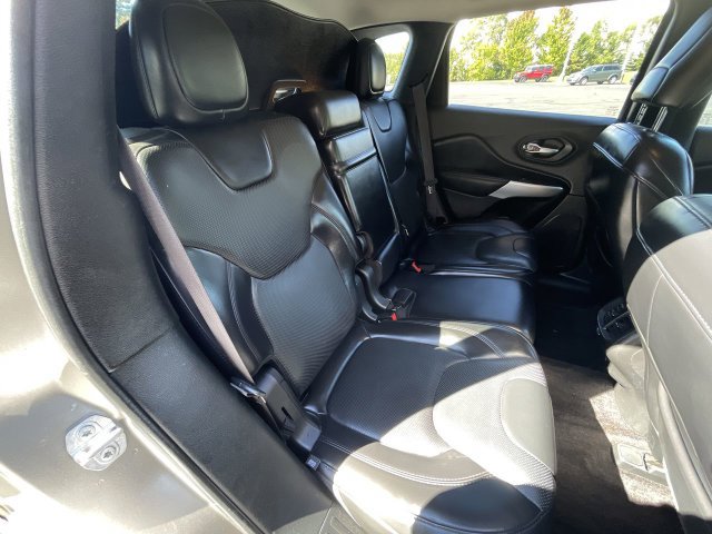 Used 2017 Jeep Cherokee Overland w/ Technology Group FWD image 26