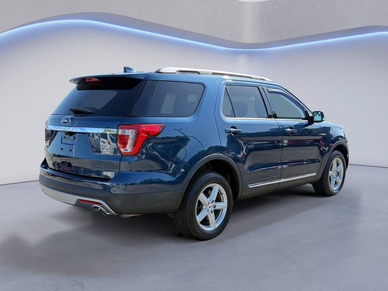 Used 2017 Ford Explorer XLT AWD/4WD image 3