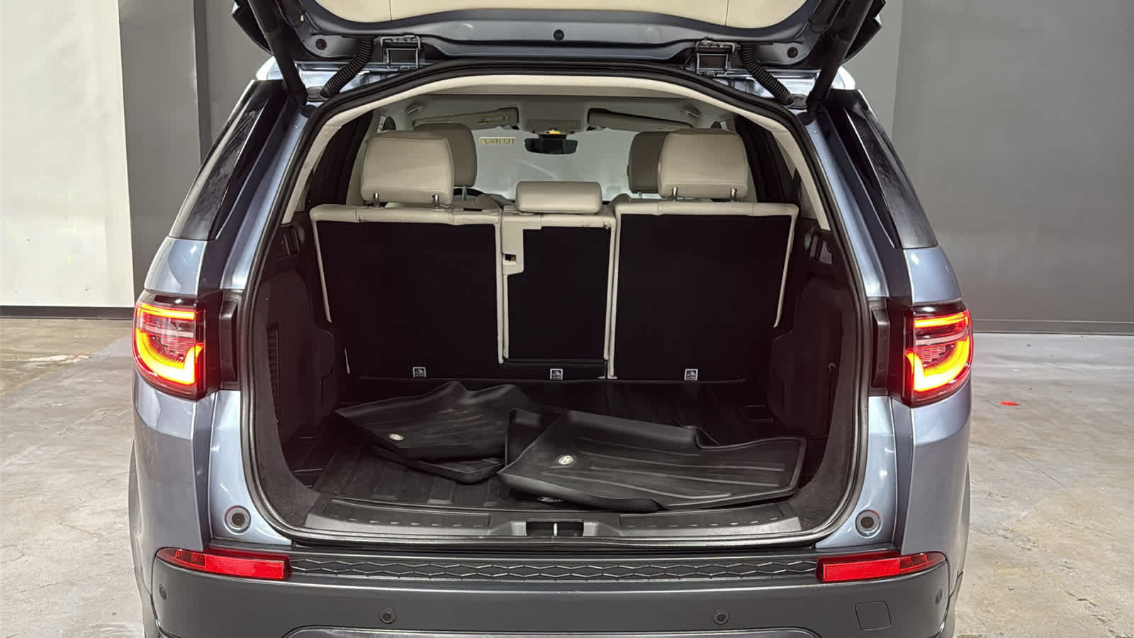 Used 2020 Land Rover Discovery Sport SE AWD/4WD image 23