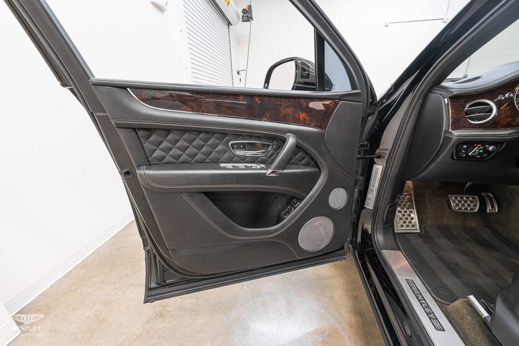 Used 2017 Bentley Bentayga AWD/4WD image 40