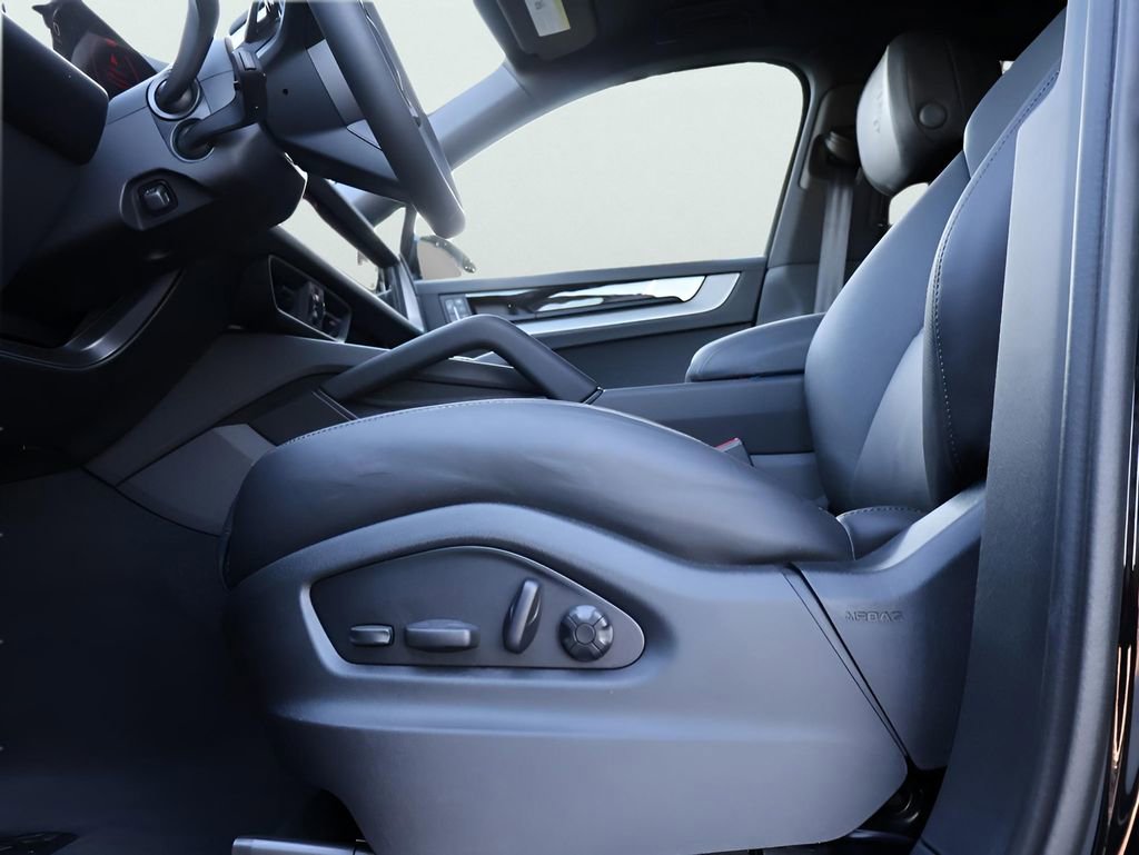 New 2026 Porsche Cayenne E-Hybrid Coupe AWD/4WD image 31