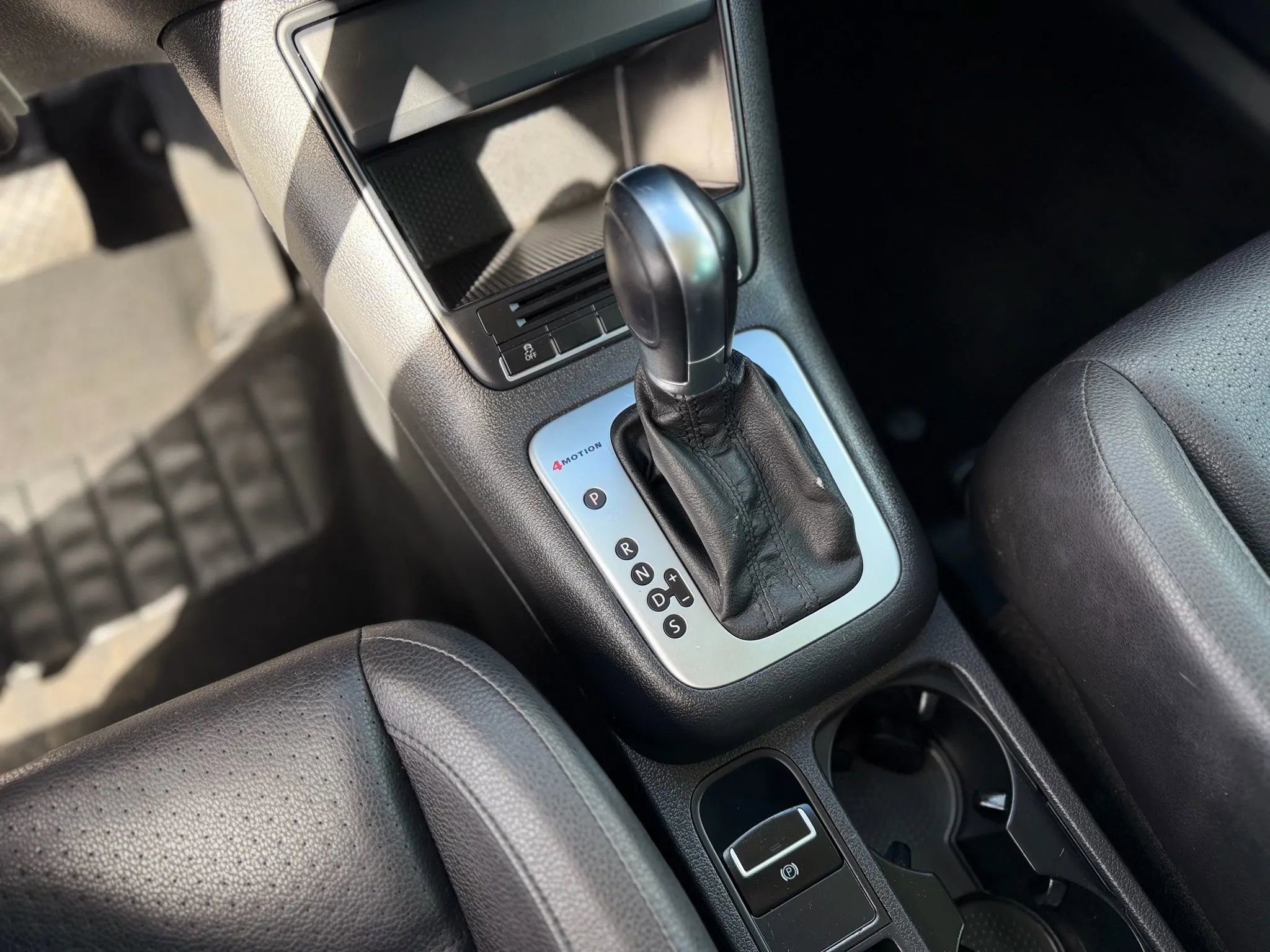 Used 2015 Volkswagen Tiguan SE image 25