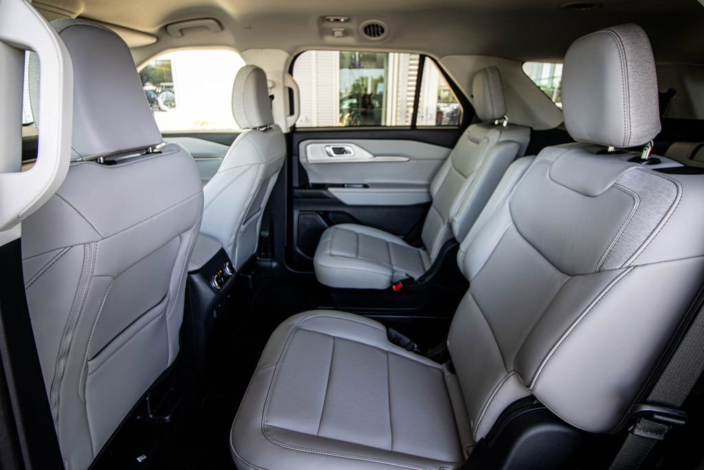 Used 2025 Ford Explorer Active w/ Active Comfort Package RWD image 25