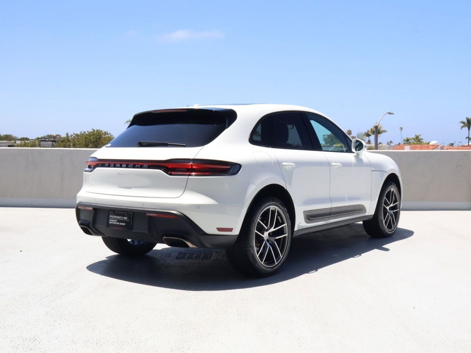 Certified 2025 Porsche Macan AWD/4WD image 9