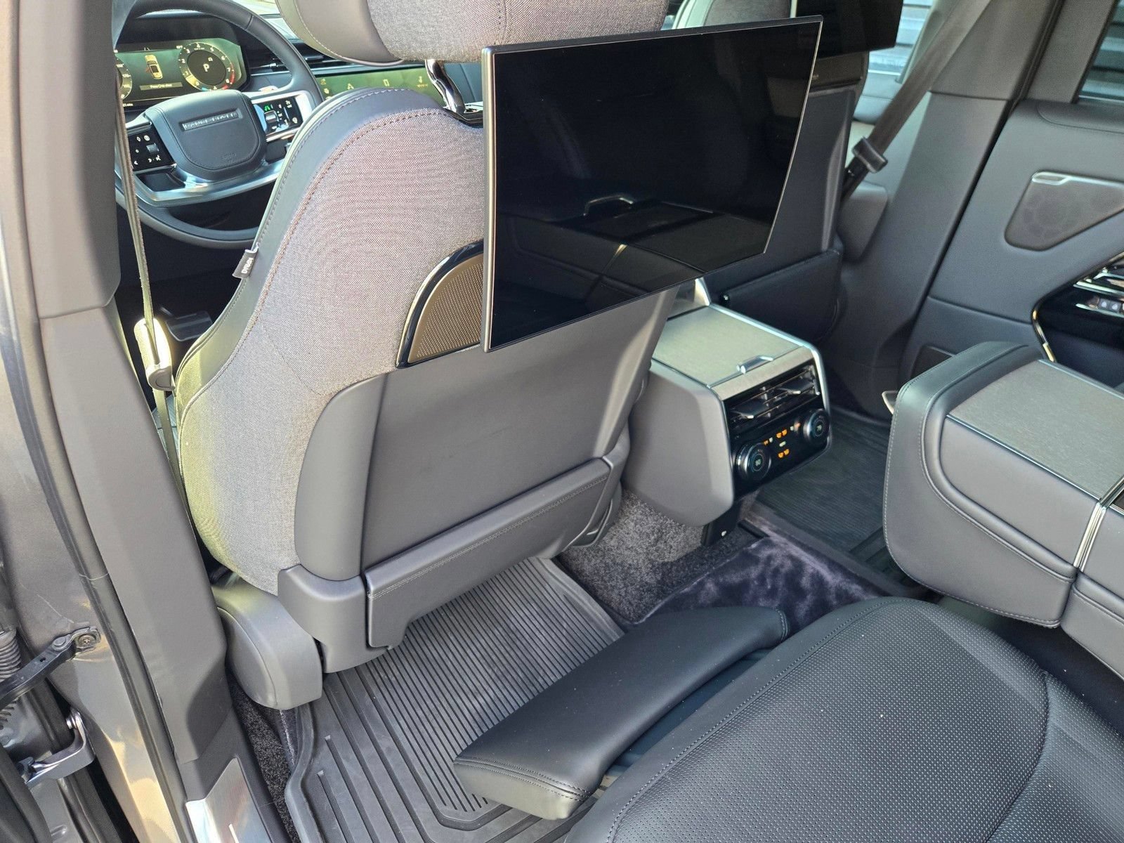 New 2026 Land Rover Range Rover SV AWD/4WD image 9